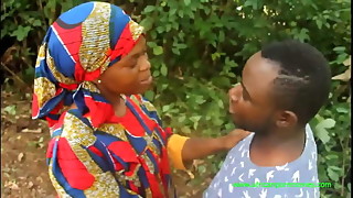la femme adultère du village.  Dans un village d'Afrique, cette femme trompe son mari et joue un rôle auprès des villageois.  elle embrasse même publiquement dans les champs, dans la brousse et autres.  Vivez l'in&eacut