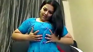 Sexy indian babetoys her pussy on livecam