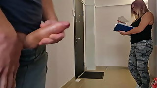 Une femme sexy et sexy m'a attrapé pendant que je me branlais en public. Elle était totalement choquée et elle a eu une surprise. Elle a une chatte et un trou du cul vraiment serrés et veut toucher