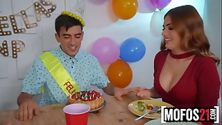 Su esposa me chupa la polla mientras hablo con él  - MOFOS21