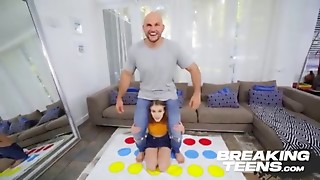 Hijastra de gran trasero y muslos pone muy cachondo a su padrastro